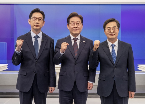더불어민주당 대선 경선 김경수(왼쪽부터)·이재명·김동연 후보가 25일 서울 중구 TV조선 스튜디오에서 열린 더불어민주당 경선 마지막 TV토론회에서 기념 촬영을 하고 있다. 2025.4.25 국회사진기자단