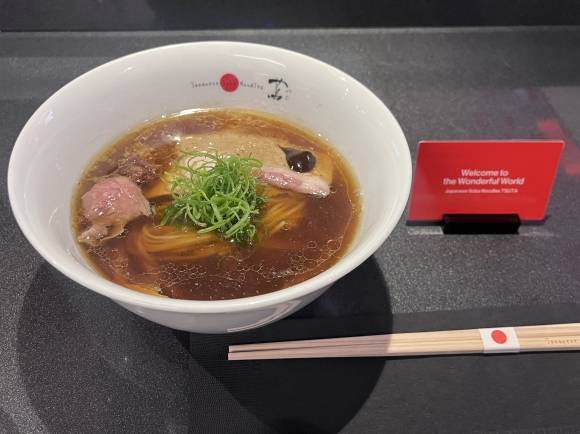 트뤼프 향을 풍기는 도쿄 시부야의  한 인기 라멘집의 2000엔짜리 기본 라멘. 이곳은 라멘 가게 최초로 미슐랭 가이드에 선정되기도 했다. 도쿄 명희진 특파원
