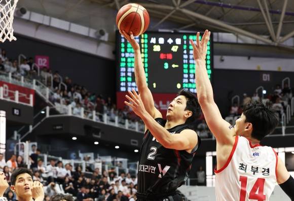 수원 kt 허훈이 27일 수원 케이티아레나에서 열린 2024~25 프로농구 4강 플레이오프 3차전 서울 SK와의 홈 경기에서 레이업하고 있다. 연합뉴스