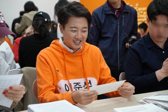 이준석 개혁신당 후보가 27일 서울 강남구 선거 캠프 사무실에서 열린 ‘이준석과 함께 - 편지로 정치를 바꾼다’ 홍보물 봉입 행사에서 유권자들에게 보낼 손편지를 만들고 있다. 이준석 캠프 제공