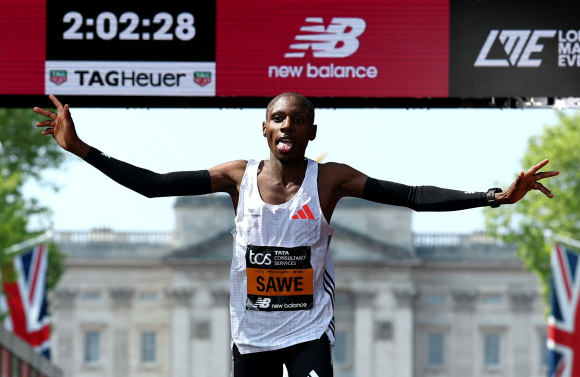 27일(현지시간) 영국 런던에서 열린 런던마라톤에서 2시간 2분 27초로 우승을 차지한 사바스티안 사웨가 두 팔을 벌리며 결승선을 통과하고 있다. 런던 로이터 연합뉴스