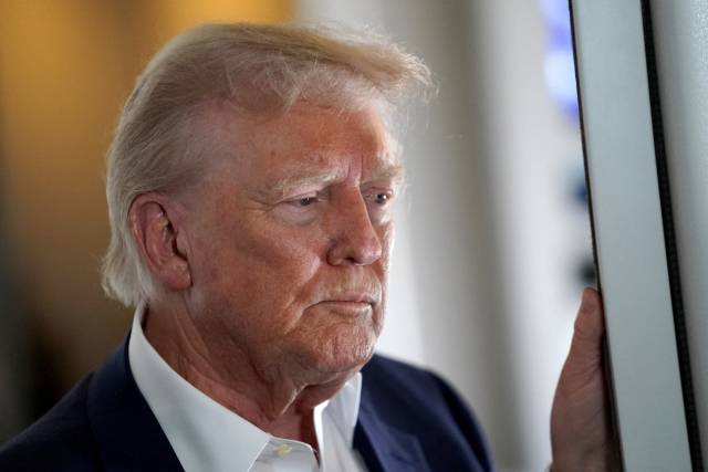 도널드 트럼프 미국 대통령이 25일(현지 시간) 프란치스코 교황의 장례식에 참석하기 위해 에어포스원에 탑승한 가운데 취재진들과 대화하고 있다. 로이터연합뉴스