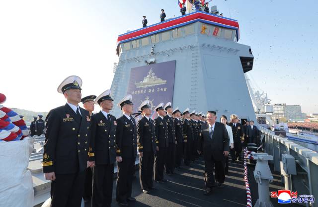 김정은 북한 국무위원장이 딸 주애와 함께 지난 25일 5000t급 신형다목적구축함 ‘최현호’ 진수식에 참석했다고 조선중앙통신이 26일 보도했다. 조선중앙통신·연합뉴스