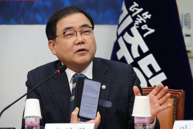 24일 오후 서울 여의도 국회에서 열린 더불어민주당 명태균 게이트 진상조사단회의에서 창원산단 등 국정개입 조사본부 위원인 허성무 의원이 홍준표 대구시장과 명태균 씨의 연루의혹에 대해 발언하고 있다. 2025.2.24/뉴스1