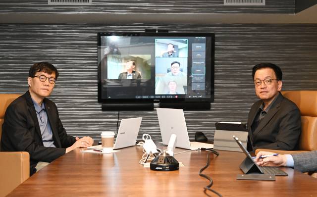 방미 중인 최상목(오른쪽) 부총리 겸 기획재정부 장관이 26일(현지시간) 미국 워싱턴 D.C.에서 한미 간 화상연결로 열린 거시경제금융현안간담회(F4회의)를 주재하고 있다. 사진 제공=기재부