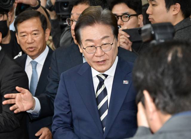 이재명 더불어민주당 대선 경선 후보가 21일 서울 여의도 금융투자협회에서 열린 자본시장 활성화를 위한 정책간담회에서 참석자들과 인사하고 있다. 성형주 기자