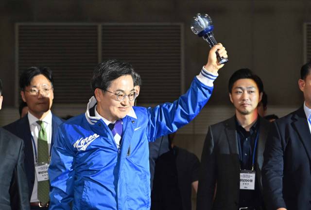 김동연 더불어민주당 대선 예비후보가 27일 경기 고양시 킨텍스에서 열린 제21대 대통령 선거 후보자 선출을 위한 수도권·강원·제주 합동연설회에 입장하고 있다. 조태형 기자