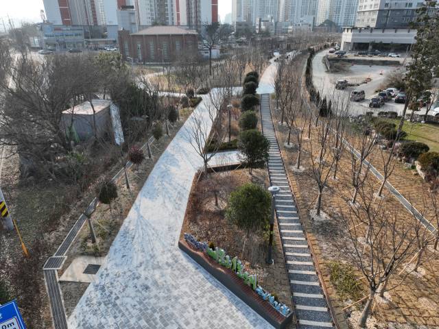 폐철도부지를 활용해 조성된 군산철길숲. 사진제공=군산시