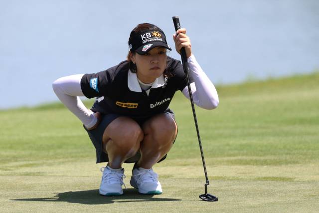 그린을 읽고 있는 전인지. 사진 제공=AFP연합뉴스