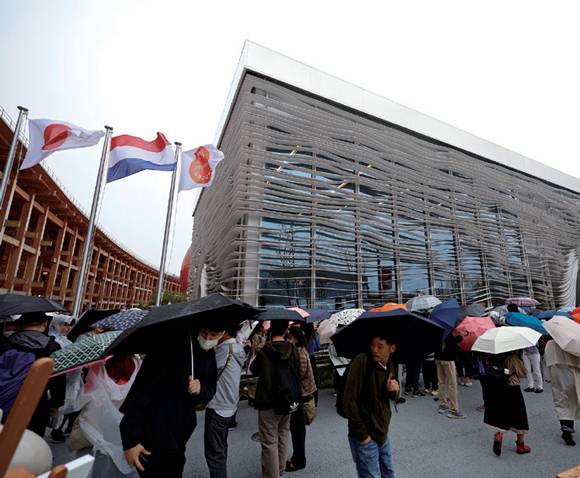 4월13일 2025 엑스포 개막일에 네덜란드관에 입장하기 위해 사람들이 줄을 서고 있다. ⓒEPA 연합