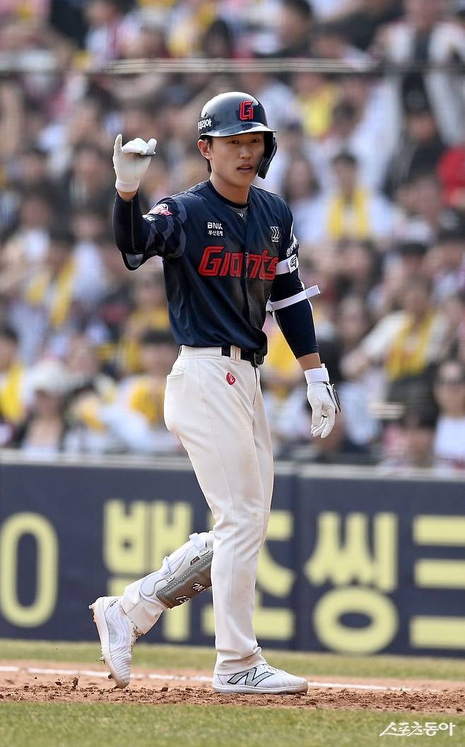 롯데 전민재는 25일 잠실 두산전에서 이적 후 처음으로 친정팀 팬들에게 인사했다. 당시 전민재의 인사 시간을 벌어준 주심 최영재 심판위원에게 그는 “홈플레이트를 쓸어주셔서 감사하다”고 인사했다. 스포츠동아DB