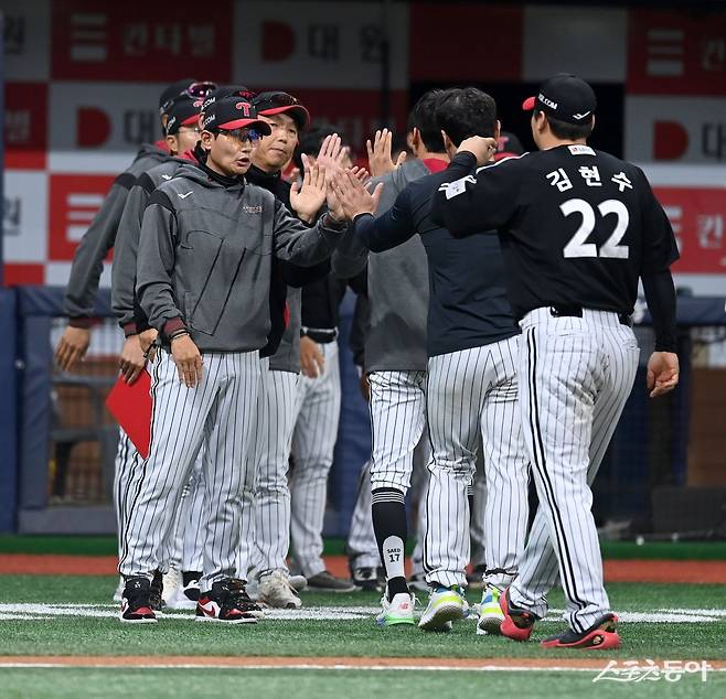올 시즌 10개 구단 중 가장 먼저 20승 고지를 밟은 선두 LG가 선발진에 생긴 공백까지 완벽히 메우고 더 가파른 상승곡선을 그릴지 관심이 집중된다. 스포츠동아DB