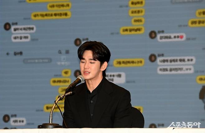 ‘고 김새론이 미성년이던 시절 교제했다’라는 유족 측 주장에 대해 김수현은 지난달 말 전격 기자회견을 열어 강력 부인에 나섰다. 그는 “고인이 ‘성년’이던 때 잠시 교제한 건 맞지만, 미성년이란 유족 주장은 사실과 다르다”며 “하지 않은 것은 하지 않은 것”이란 말을 남겼다. 김종원 기자 won@donga.com