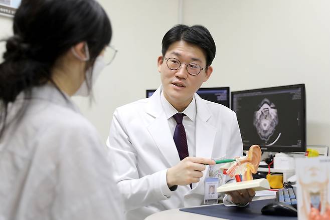 일산백병원 이비인후과 이승재 교수 진료장면