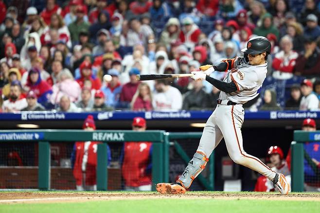 이정후가 지난 16일 필라델피아 원정경기 8회초 호세 알바라도의 시속 160㎞ 싱커를 받아쳐 안타를 때리고 있다. AFP연합뉴스