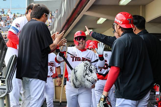 KIA 최형우가 27일 광주 LG전에서 홈런을 터트린 뒤 세리머니하고 있다. KIA 타이거즈 제공