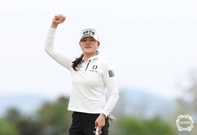 김민선7이 27일 충북 충주시 킹스데일GC에서 열린 KLPGA 투어 덕신EPC 챔피언십 최종라운드 18번홀에서 우승퍼트를 마무리 한 뒤 주먹을 불끈 쥐며 기뻐하고 있다. ｜KLPGA 제공