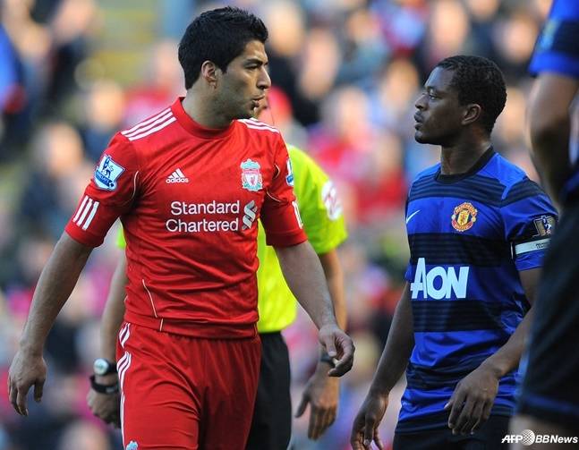 루이스 수아레스(왼쪽)가 파트리스 에브라를 노려보고 있다. /AFPBBNews=뉴스1