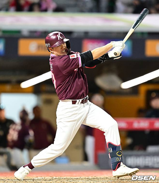 오선진이 10회초 역전 결승타를 날리고 있다.