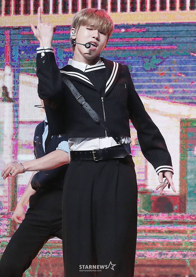 그룹 저스트비(JUST B) 배인이 16일 오후 서울 용산구 노들섬 라이브하우스에서 진행된 세 번째 미니앨범 '= (NEUN)' 발매 기념 쇼케이스에 참석해 멋진 무대를 선보이고 있다. 2022.11.16