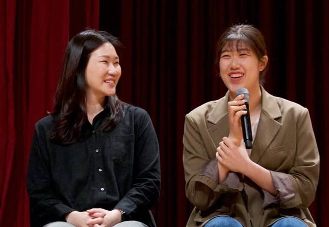 BNK 박정은 감독(왼쪽)이 26일 열린 팬미팅에서 김도연이 말하는 모습을 지켜보고 있다. /사진=BNK 제공