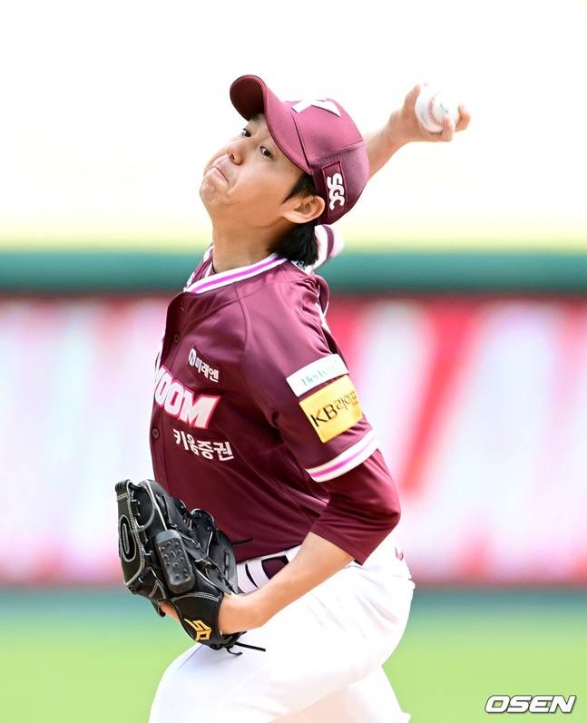 선발 등판해 역투하는 하영민.