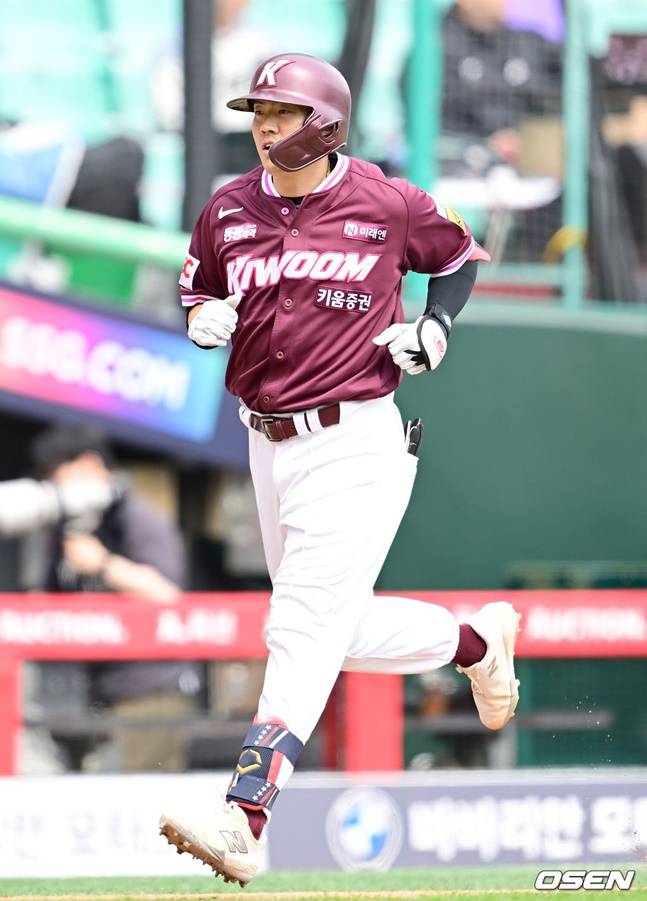 오선진이 홈런을 날리고 홈을 향해 뛰어가고 있다.