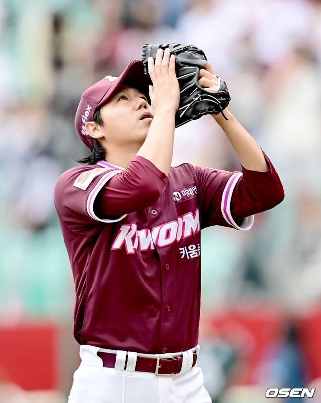 6이닝을 1실점으로 막아낸 하영민이 세리머니를 하고 있다.