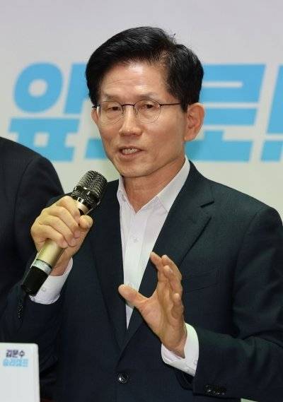 국민의힘 김문수 대선 경선 후보가 4월 24일 서울 여의도 선거사무실에서 공직자 부패 방지 공약을 발표하고 있다. 뉴시스