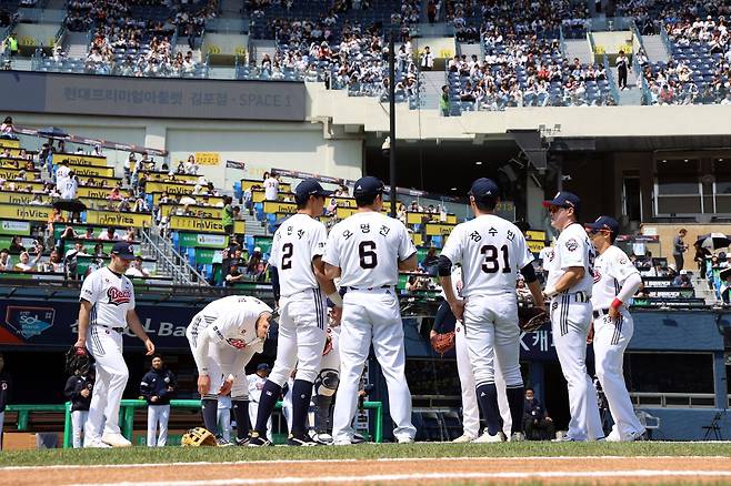 두산 베어스 선수들이 26일 잠실 롯데 자이언츠전을 앞두고 모여 경기를 준비하고 있다. 두산 베어스