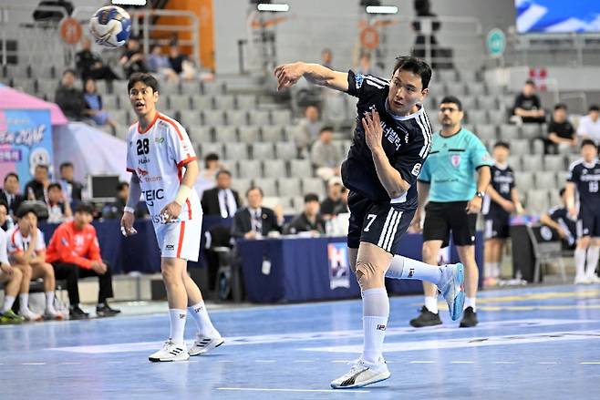 남자핸드볼 두산 이한솔이 26일 H리그 챔피언결정전 3차전에서 슛하고 있다. 한국핸드볼연맹