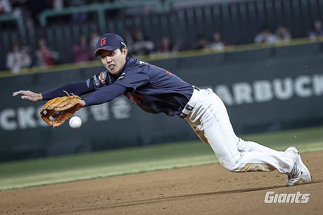 롯데 내야수 전민재는 27일 잠실구장에서 열릴 '2025 신한 SOL Bank KBO 리그' 두산과 주말 3연전 마지막 경기를 앞두고 취재진을 만나 현재까지 올 시즌을 돌아봤다. 롯데 자이언츠