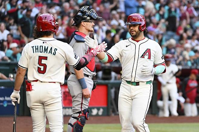 애리조나 다이아몬드 내야수 에우제니오 수아레즈가 27일 미국 애리조나주 피닉스의 체이스필드에서 열린 2025 미국프로야구 메이저리그 애틀랜타 브레이브스와의 홈경기에 6번타자 겸 3루수로 출전해 4타수 4안타 5타점을 기록했다. 안타 4개 모두 홈런이었다. MLB 역사상 1경기 4홈런은 이번이 역대 19번째다. AFP 연합뉴스