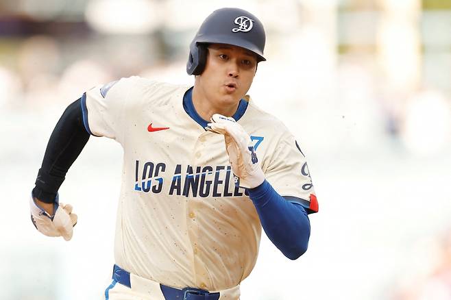 LA 다저스 오타니 쇼헤이가 27일 미국 캘리포니아주 로스앤젤레스의 다저스타디움에서 열린 2025 미국프로야구 메이저리그(MLB) 피츠버그 파이리츠와의 홈경기에 1번 지명타자로 선발 출전해 5타수 3안타 1타점 2득점을 기록했다. AFP 연합뉴스