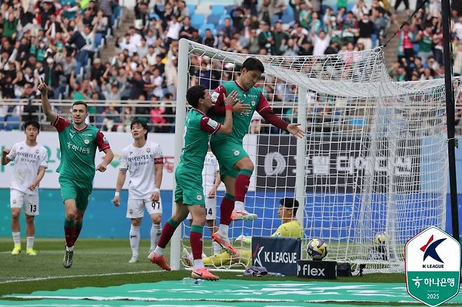 황선홍 감독이 이끄는 대전하나시티즌 27일 대전월드컵경기장에서 열린 강원FC와의 '하나은행 K리그1 2025' 10라운드 홈경기에서 전반 30분에 터진 주민규의 헤더 결승골에 힘입어 1-0 승리를 거뒀다. 후반 10분 강원 윙어 김경민이 다이렉트 퇴장을 당해 수적 우위를 점한 대전은 후반 30분 코너킥 상황에서 주민규의 헤더 득점으로 승점 3점을 챙겼다. 한국프로축구연맹 제공