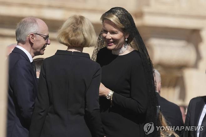 교황 장례식에 참석한 마틸드 벨기에 왕비 (바티칸=AP 연합뉴스) 26일(현지시간) 프란치스코 교황의 장례식에 참석한 마틸드 벨기에 왕비가 관계자들과 인사를 나누고 있다. 2025.4.27