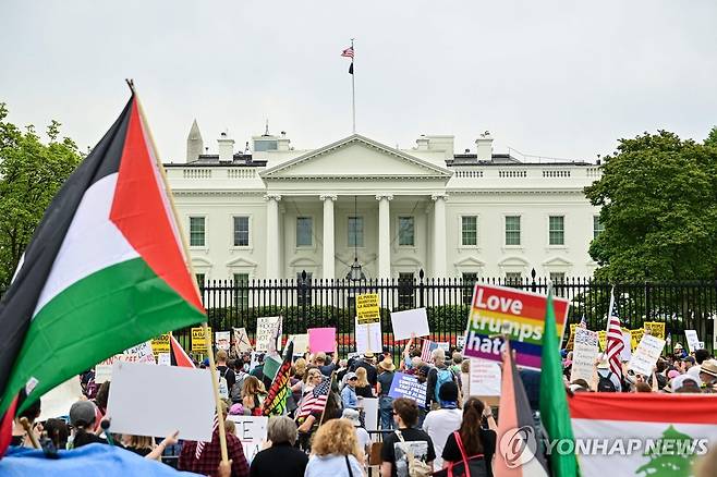 지난 19일 미 워싱턴DC 백악관 앞에서 시위 중인 사람들 [AFP 연합뉴스 자료사진. 재판매 및 DB 금지]
