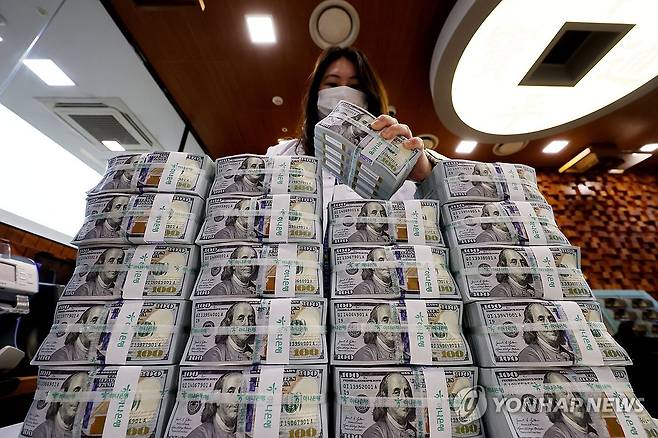 달러 약세에 투자자들 '저가 매수' 증가 (서울=연합뉴스) 임화영 기자 = 최근 미국 달러화가 약세가 이어지며 달러예금이 다시 증가하고 있는 가운데 21일 서울 중구 하나은행 위변조 대응센터에서 직원이 달러화를 정리하고 있다. 2025.4.21 hwayoung7@yna.co.kr