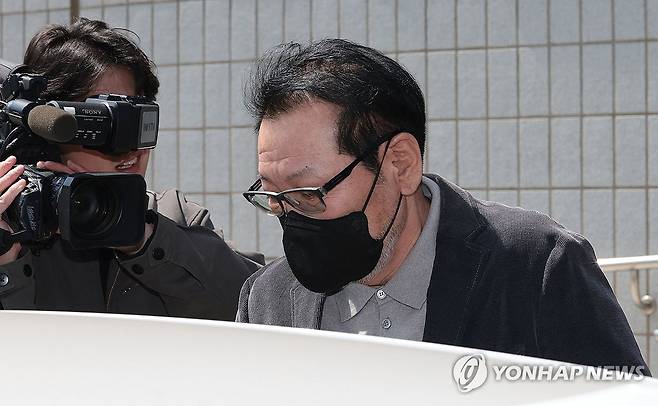 첫 재판 마친 공천헌금 의혹 '건진법사' (서울=연합뉴스) 김인철 기자 = 2018년 지방선거 당시 불법 정치자금을 수수한 혐의로 기소된 무속인 '건진법사' 전성배 씨가 7일 서울 양천구 남부지방법원에서 열린 불법 정치자금 수수 의혹 관련 재판을 마친 뒤 법원 청사를 나와 차량에 탑승하고 있다. 2025.4.7 yatoya@yna.co.kr