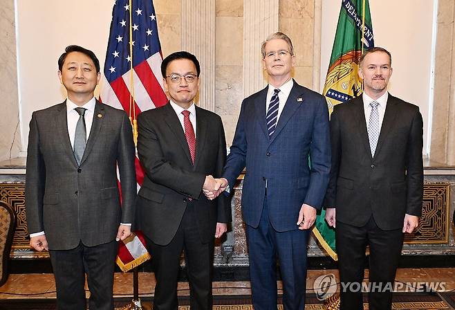 한-미 2+2 통상협의 시작 (서울=연합뉴스) 주요 20개국(G20) 재무장관회의 및 국제통화금융위원회(IMFC)'에 참석차 미국 워싱턴D.C를 방문중인 최상목 부총리 겸 기획재정부 장관이 안덕근 산업통상자원부 장관과 함께 24일(현지시간) 미국 워싱턴 DC 재무부에서 열린 '한-미 2+2 통상협의(Trade Consultation)'에서 기념 촬영하고 있다.
     (왼쪽부터) 안 산업부 장관, 최 부총리, 스콧 베센트 미 재무장관, 제이미슨 그리어 미국무역대표부(USTR) 대표. 2025.4.24 
    [기획재정부 제공. 재판매 및 DB 금지] hkmpooh@yna.co.kr
