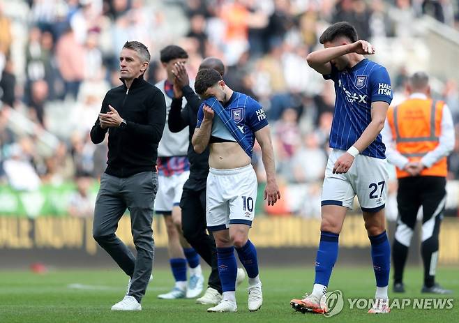 2부 강등을 아쉬워하는 입스위치 타운 선수들 [로이터=연합뉴스]