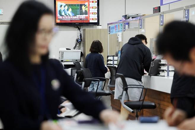 민원 업무보는 공무원들 (광주=연합뉴스) 정다움 기자 = 25일 광주 서구청 한 민원 부서에서 공무원들이 민원 업무를 보고 있다 2025.4.25 daum@yna.co.kr
