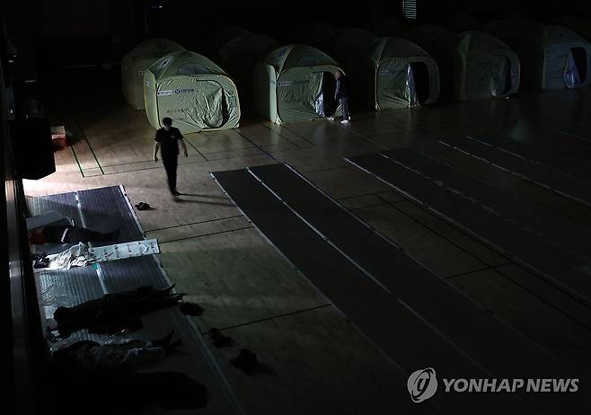 인제 산불 이틀째…밤 지샌 주민들 (인제=연합뉴스) 양지웅 기자 = 27일 강원 인제군 기린실내체육관에 마련된 산불 대피소에서 밤을 보낸 주민들이 발걸음을 옮기고 있다.
    산림 당국에 따르면 불은 전날 오후 1시 18분께 인제 상남면 하남리 서울양양고속도로 상남7터널 인근 야산에서 발생했고 이날 오전 헬기 35대를 투입해 산불 진화를 이틀째 이어가고 있다. 2025.4.27 yangdoo@yna.co.kr