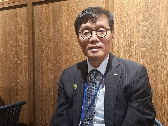 이창용 한국은행 총재 (워싱턴=연합뉴스) 이창용 한국은행 총재가 25일(현지시각) 미국 워싱턴DC 국제통화기금(IMF) 본부 인근 식당에서 주요20개국(G20) 재무장관·중앙은행총재 회의 동행 기자단과 간담회를 하고 있다. [G20동행기자단 제공. 재판매 및 DB 금지]