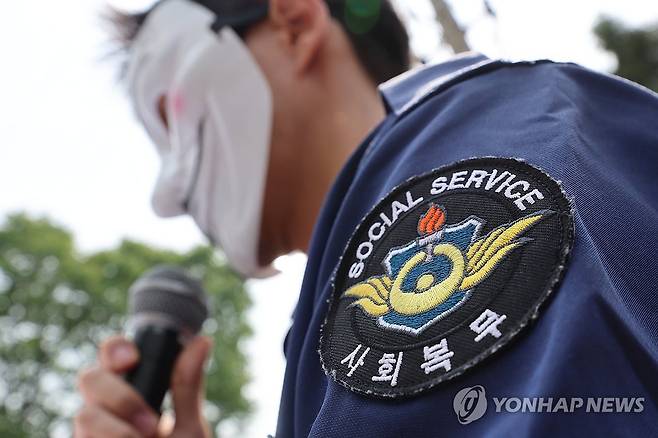 '사회복무요원 괴롭힘' 첫 신고자가 된 이유 (서울=연합뉴스) 김주성 기자 = 복무기관 내 괴롭힘 금지 조항이 신설된 개정 병역법 시행을 하루 앞둔 30일 사회복무요원 박지훈(가명)씨가 서울 영등포구 서울지방병무청 앞에서 '사회복무요원 괴롭힘' 1호 신고를 하기에 앞서 피해 사실을 증언하고 있다. 2024.4.30 utzza@yna.co.kr