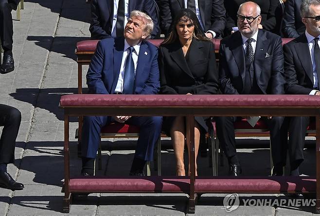 26일(현지시간) 바티칸 시국에서 열린 프란치스코 교황 장례식에 참석한 트럼프 미 대통령 부부 [EPA 연합뉴스]