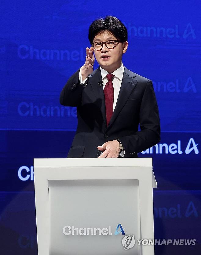 2차 경선 리허설 하는 한동훈 후보 (서울=연합뉴스) 24일 서울 종로구 동아미디어센터 채널A 오픈스튜디오에서 국민의힘 대선 2차 경선 진출자인 한동훈 후보가 토론 전 리허설을 하고 있다. 2025.4.24 [국회사진기자단] photo@yna.co.kr