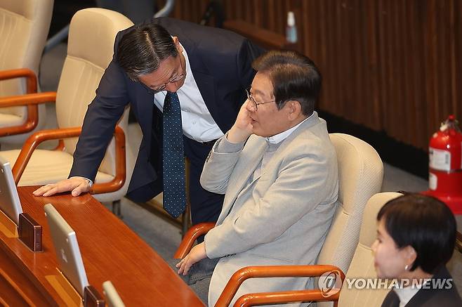 대화하는 이재명-정성호 (서울=연합뉴스) 박동주 기자 = 더불어민주당 이재명 전 대표가 14일 정치·외교·통일·안보 분야 대정부질문이 진행된 국회 본회의에서 정성호 의원과 대화하고 있다. 2025.4.14 pdj6635@yna.co.kr