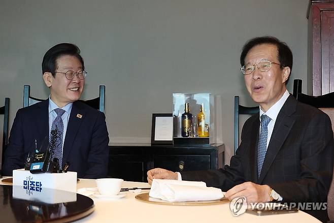 이재명 대표, 이석연 전 법제처장과 대화 (서울=연합뉴스) 신준희 기자 = 더불어민주당 이재명 대표가 28일 여의도 한 식당에서 이석연 전 법제처장과 만나 대화하고 있다. 2024.11.28 hama@yna.co.kr