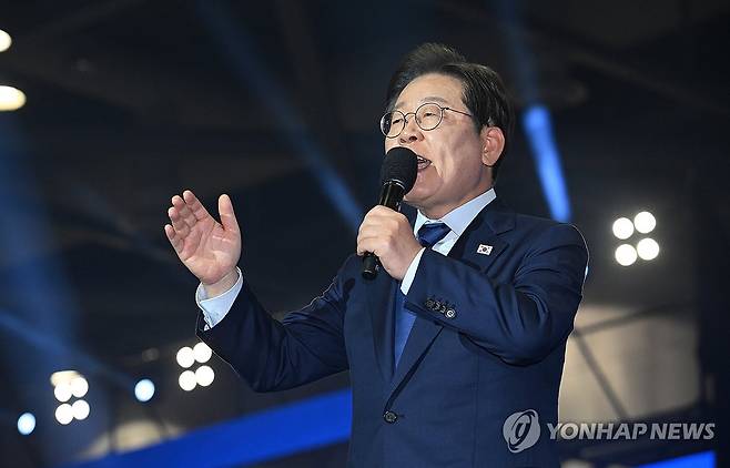 더불어민주당 이재명 대선 후보 수락 연설 (고양=연합뉴스) 김주성 기자 = 더불어민주당 대선 후보로 선출된 이재명 후보가 27일 경기 고양시 킨텍스에서 열린 '제21대 대통령선거 후보자 선출을 위한 수도권·강원·제주 경선 및 최종 후보자 선출 대회'에서 수락 연설을 하고 있다. 2025.4.27 [공동취재] utzza@yna.co.kr